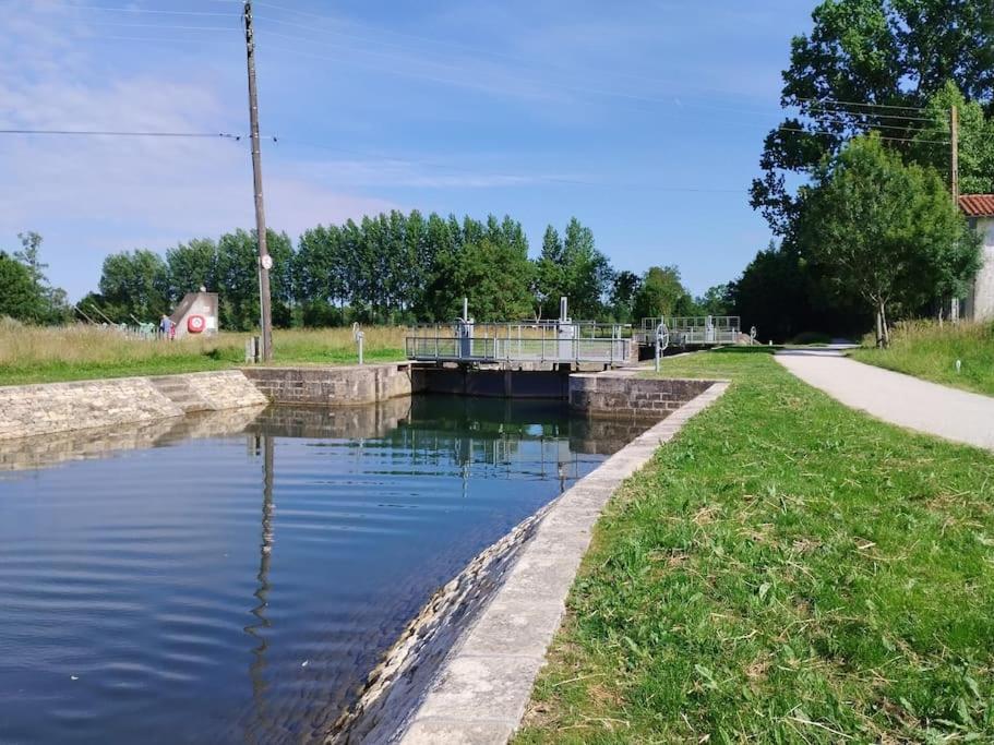 Gite Le Vieux Moulin Sansais Buitenkant foto